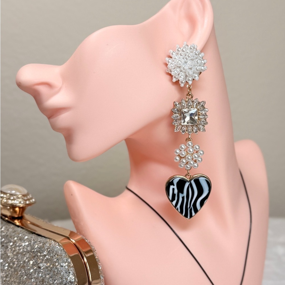 Elegant Black and White Heart Earrings - Picture 3 of 7